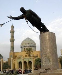 Soldiers removing the statue of Saddam